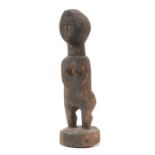 Weibliche Figur mit feiner Frisurwohl Westafrika, Holz mit teils dünnkrustiger Patina, Standfigur