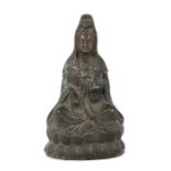 GuanyinChina, 20. Jh., Metallguss, in vajrasana sitzende Guanyin, eine Mala in der rechten Hand,