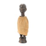 Kleine Figur mit Überwurfwohl Elfenbeinküste/Stamm der Baule, auf Sockel geschnitzte männliche