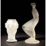 Vase und DamenfigurBöhmen, 20. Jh., farbloses Glas, gepresst und mattiert, Vase, wohl Curt