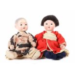 2 asiatische Puppenca. Mitte 20. Jh., ungemarkt, Masseköpfe und Massegliederkörper, Glasaugen, 1x