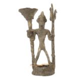 SchamaneNepal/wohl Jajarkot, wohl 18./19. Jh., Bronze, stehender Schamane mit Trisul (Dreizack)und