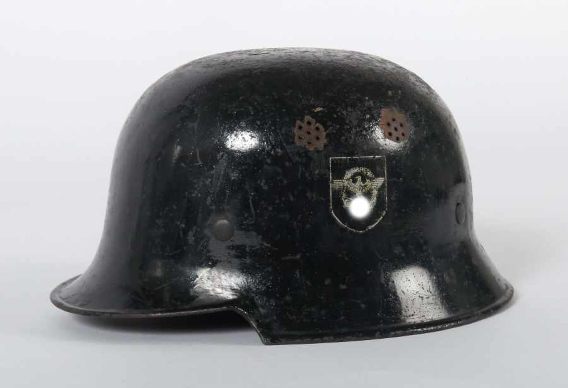 Stahlhelm3. Reich, M 17, Stahlglocke in glänzend schwarzer Lackierung, seitlich je 2 Lüftungssiebe, - Bild 2 aus 3