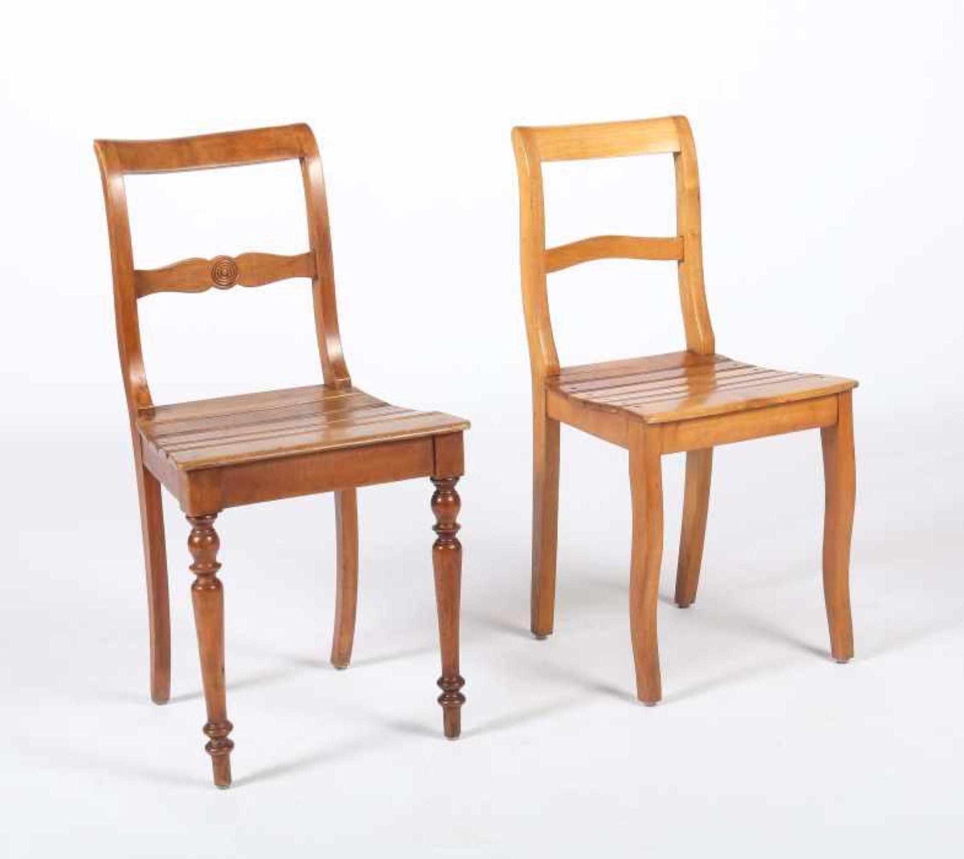 Fünf Biedermeier-Stühle2. Viertel 19. Jh., Kirschbaum, 3 Stühle mit erg. gedrechselten Vorderbeinen, - Image 2 of 2