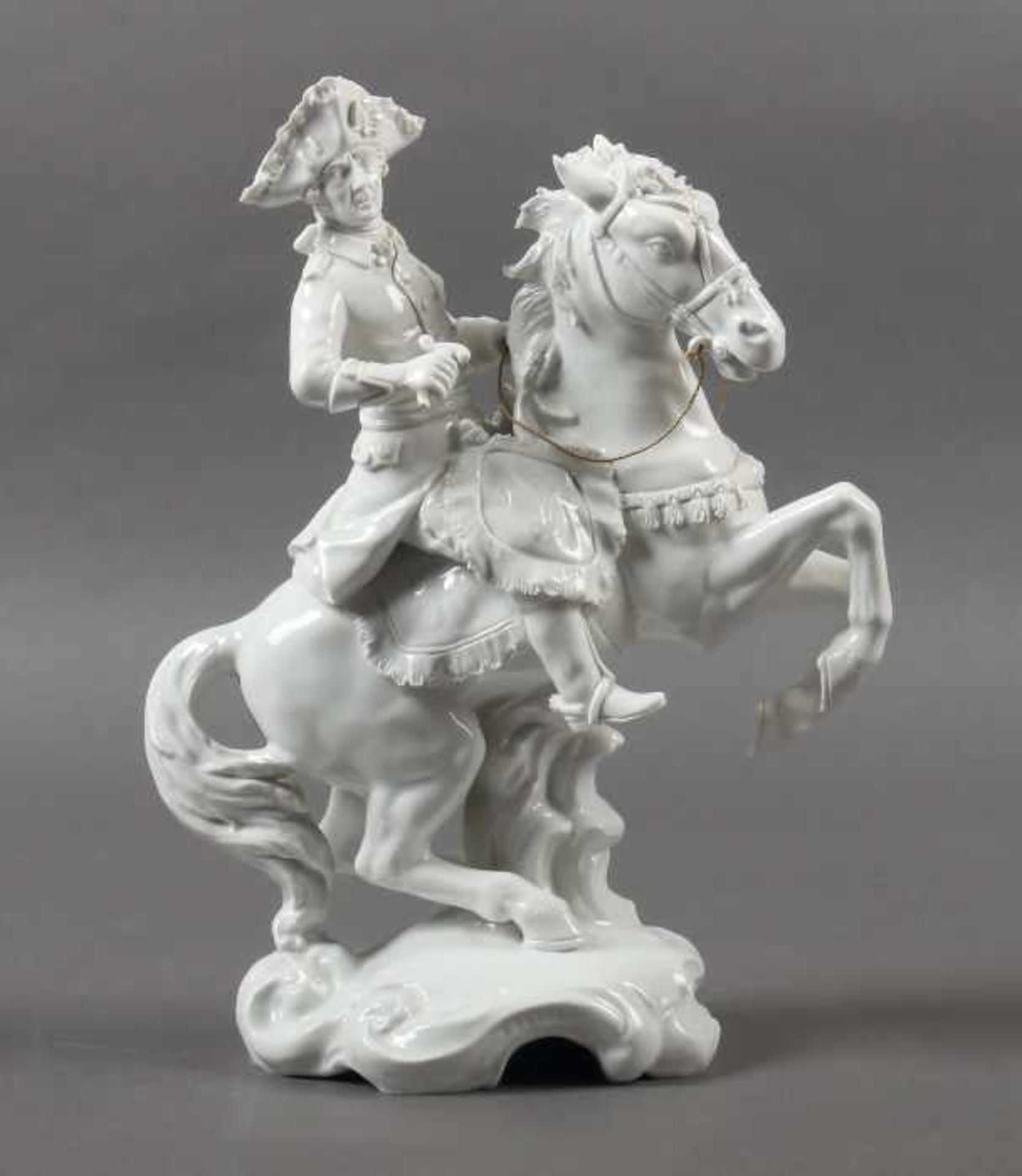 Figurengruppe "Friedrich der Große zu Pferd"Sitzendorf, nach 1954, Porzellan, glasiert,
