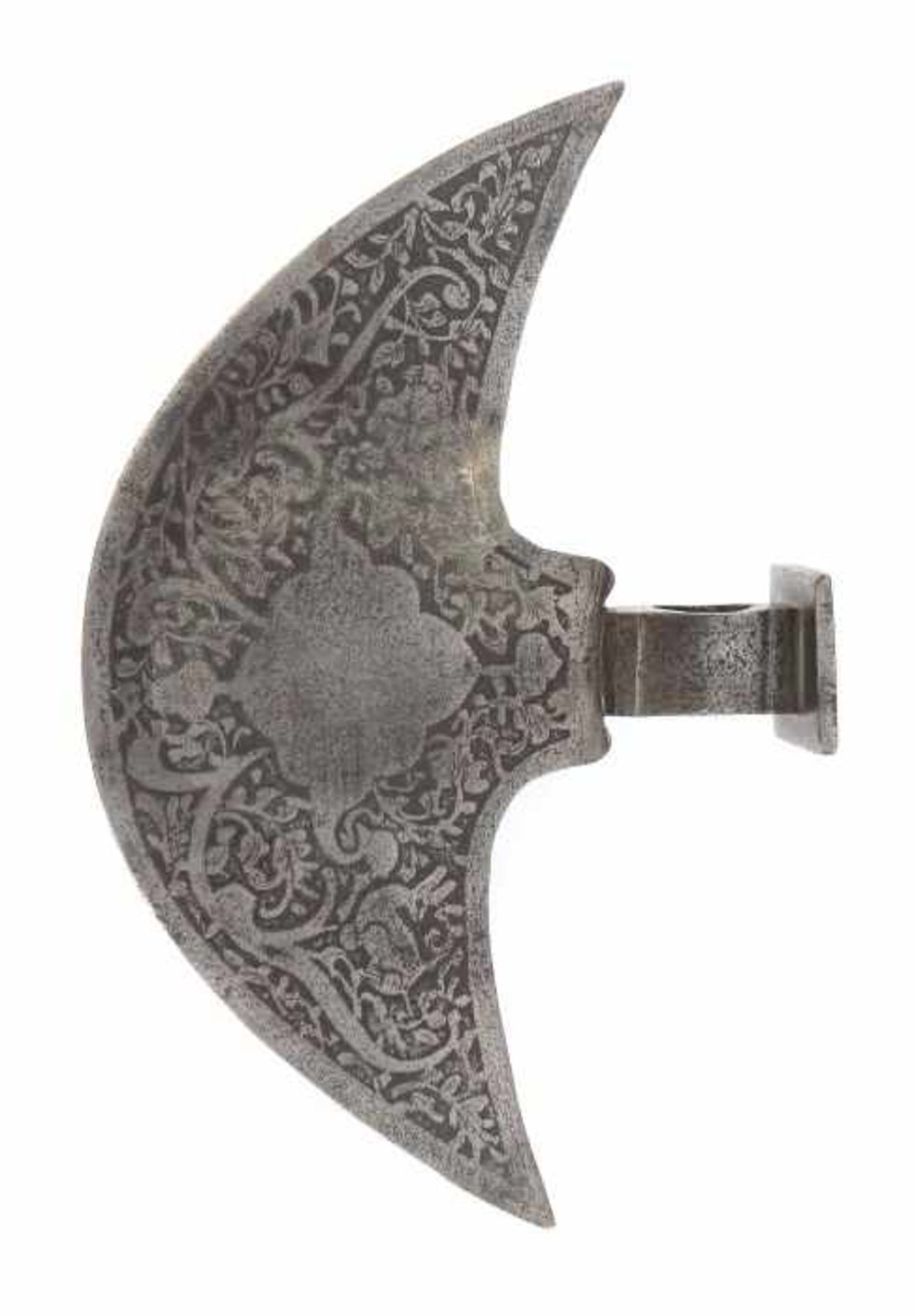 Persische Axt-Klinge19. Jh., mondsichelförmige Eisenklinge beidseitig flächendeckend verziert mit