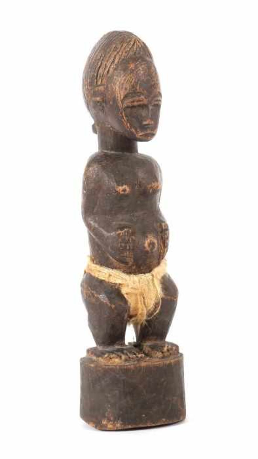 Kleine Figur der BauleElfenbeinküste, Holz, geschnitzt mit hohem zylindrischem Sockel, kannelierte
