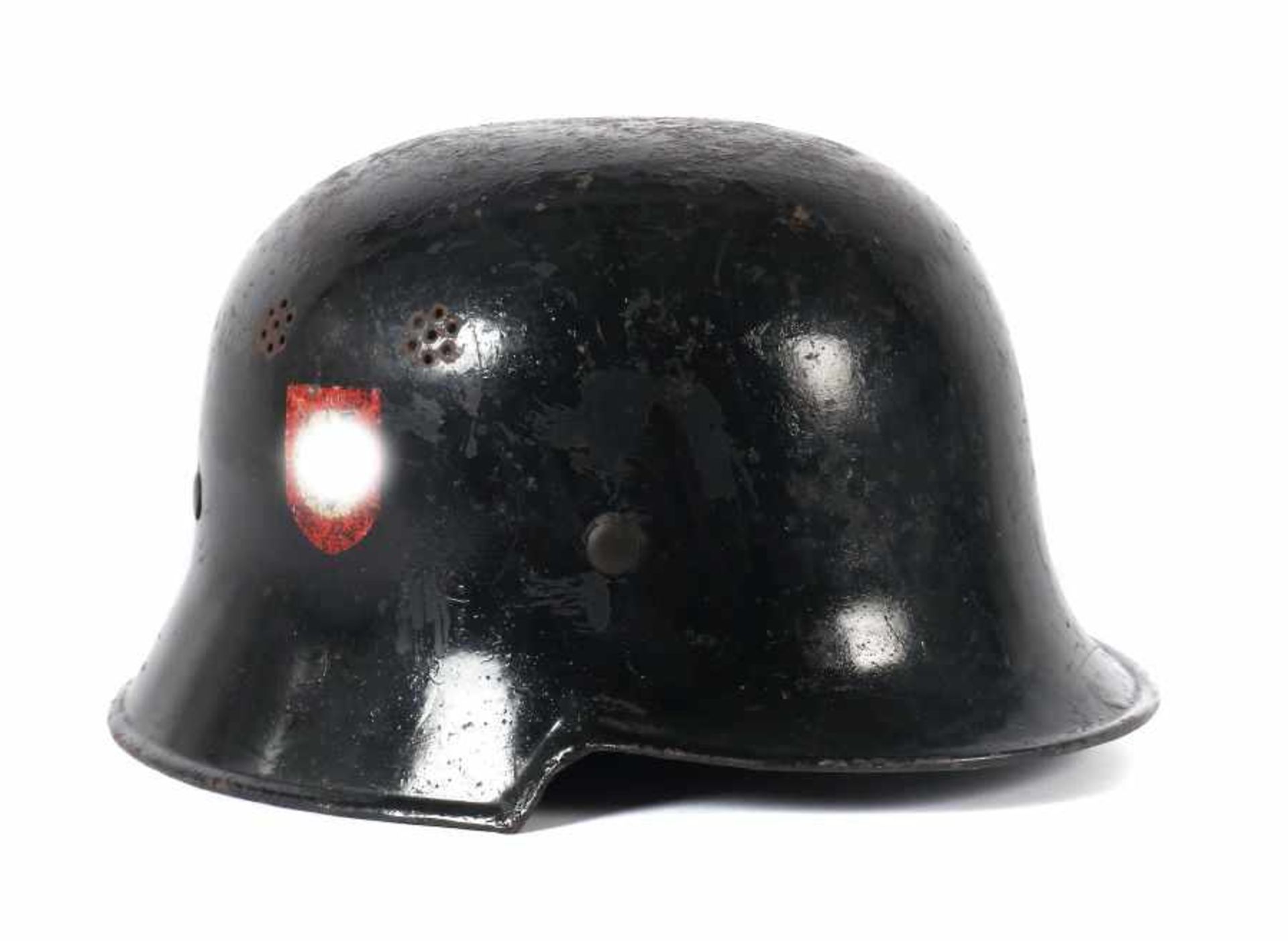 Stahlhelm3. Reich, M 17, Stahlglocke in glänzend schwarzer Lackierung, seitlich je 2 Lüftungssiebe,