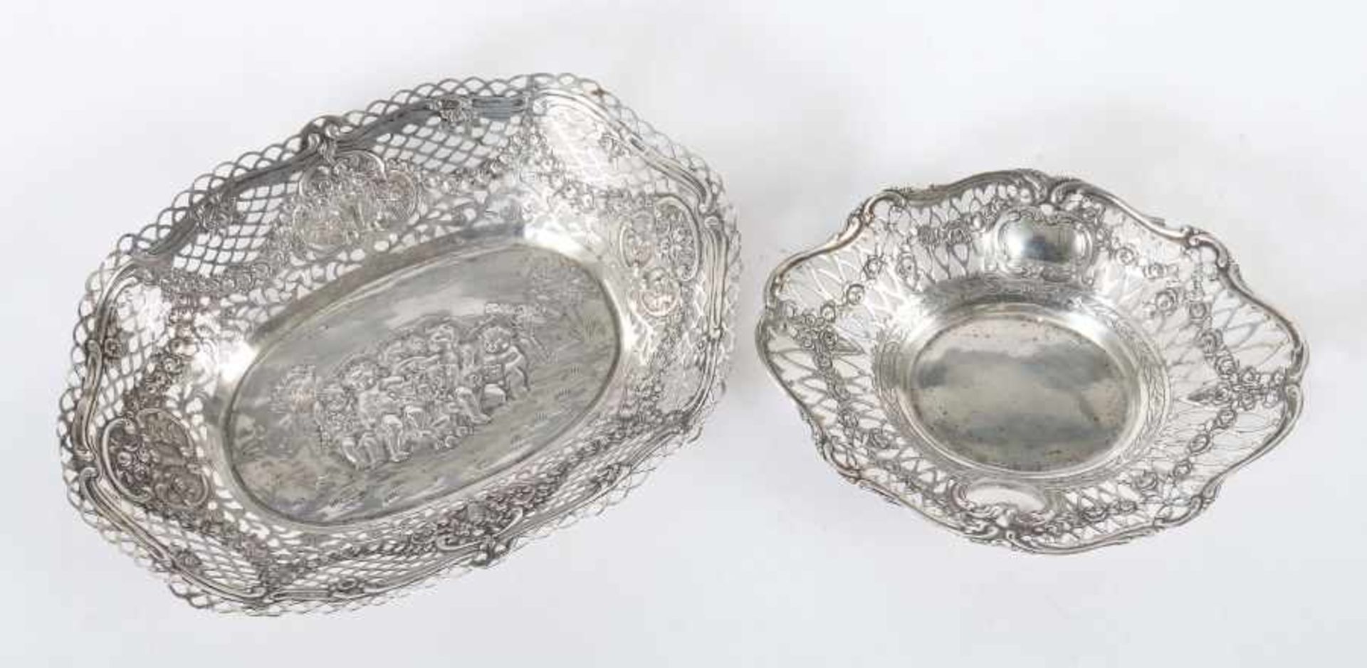 Zwei variierende Durchbruchschalenum 1900, Silber 800, ca. 233 g, je von oval geschweifter Form,