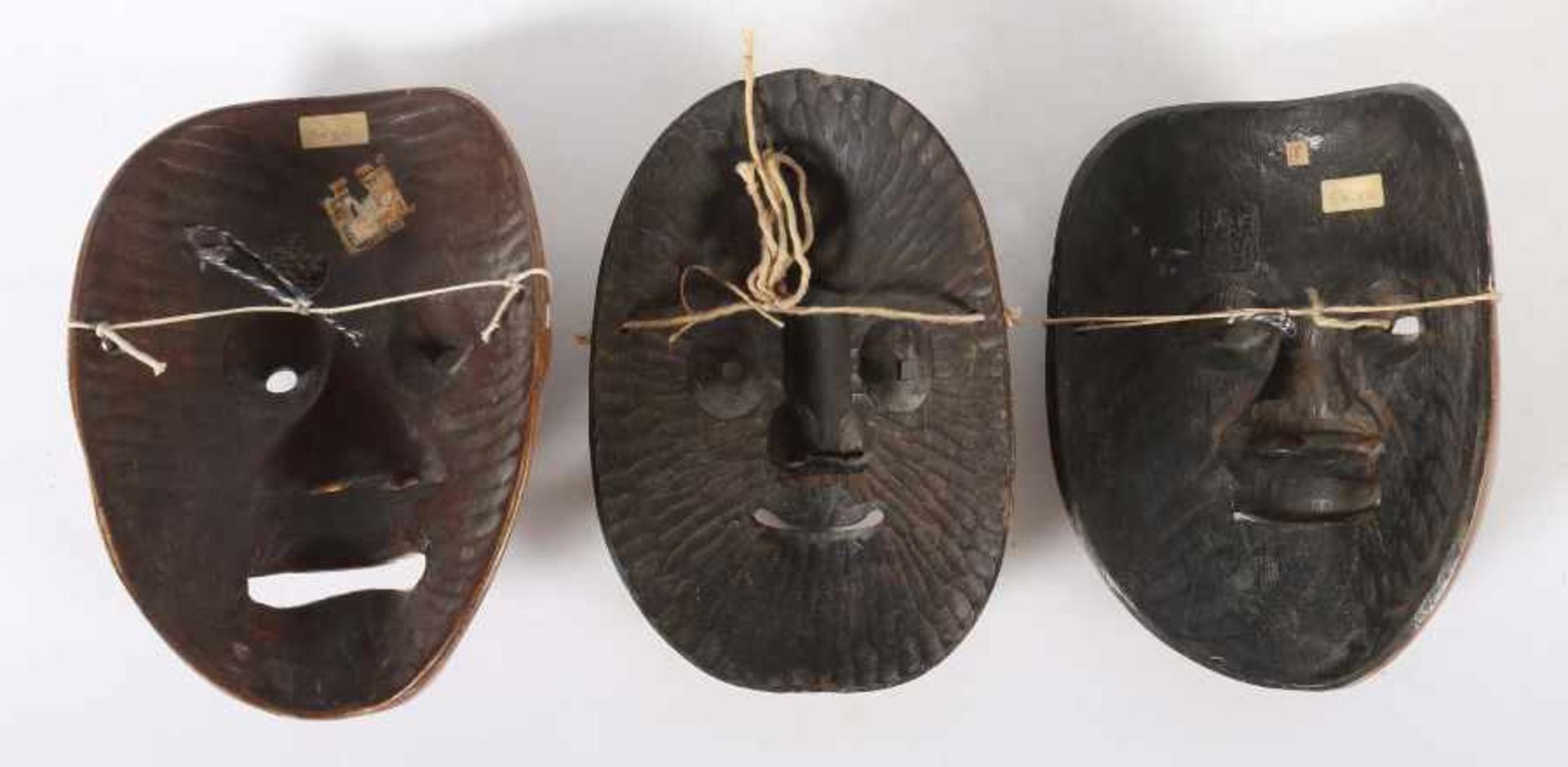 3 Nô-MaskenJapan, 19./20. Jh., Holz/gefasst, 3 Masken des Nô-Theaters, Darstellung von Charakteren, - Bild 2 aus 2