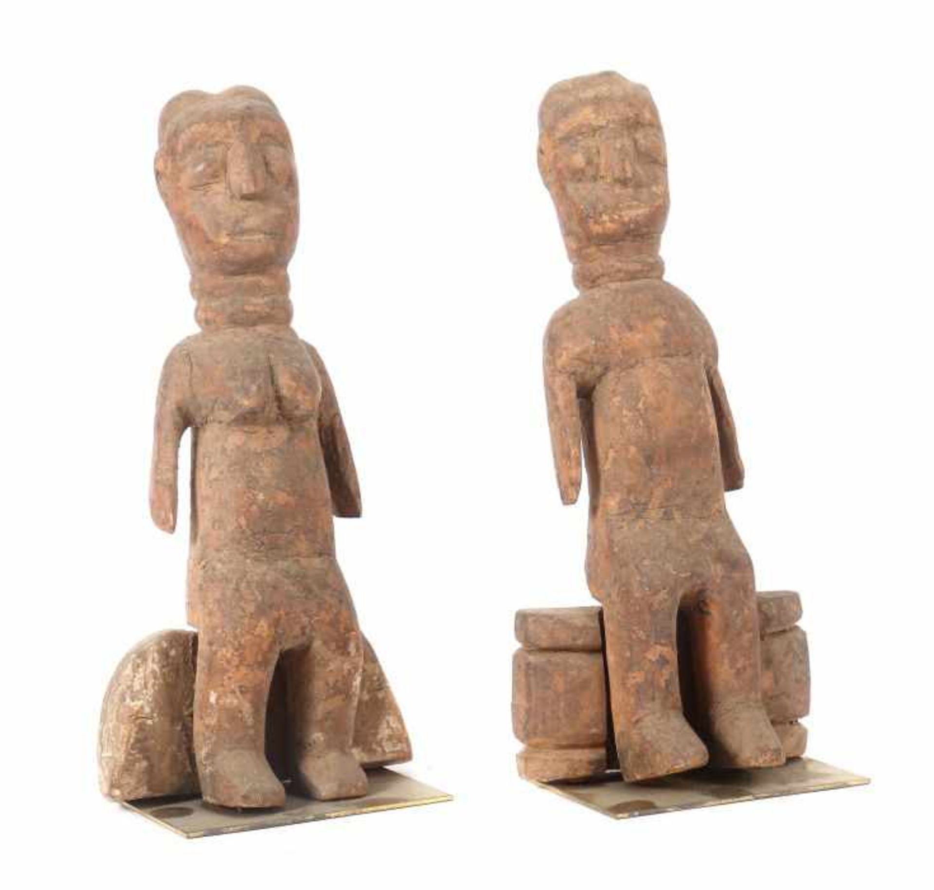 Sitzendes AhnenpaarGhana/Togo, ein Stamm der Akan, auf Hocker einzeln sitzende männliche und
