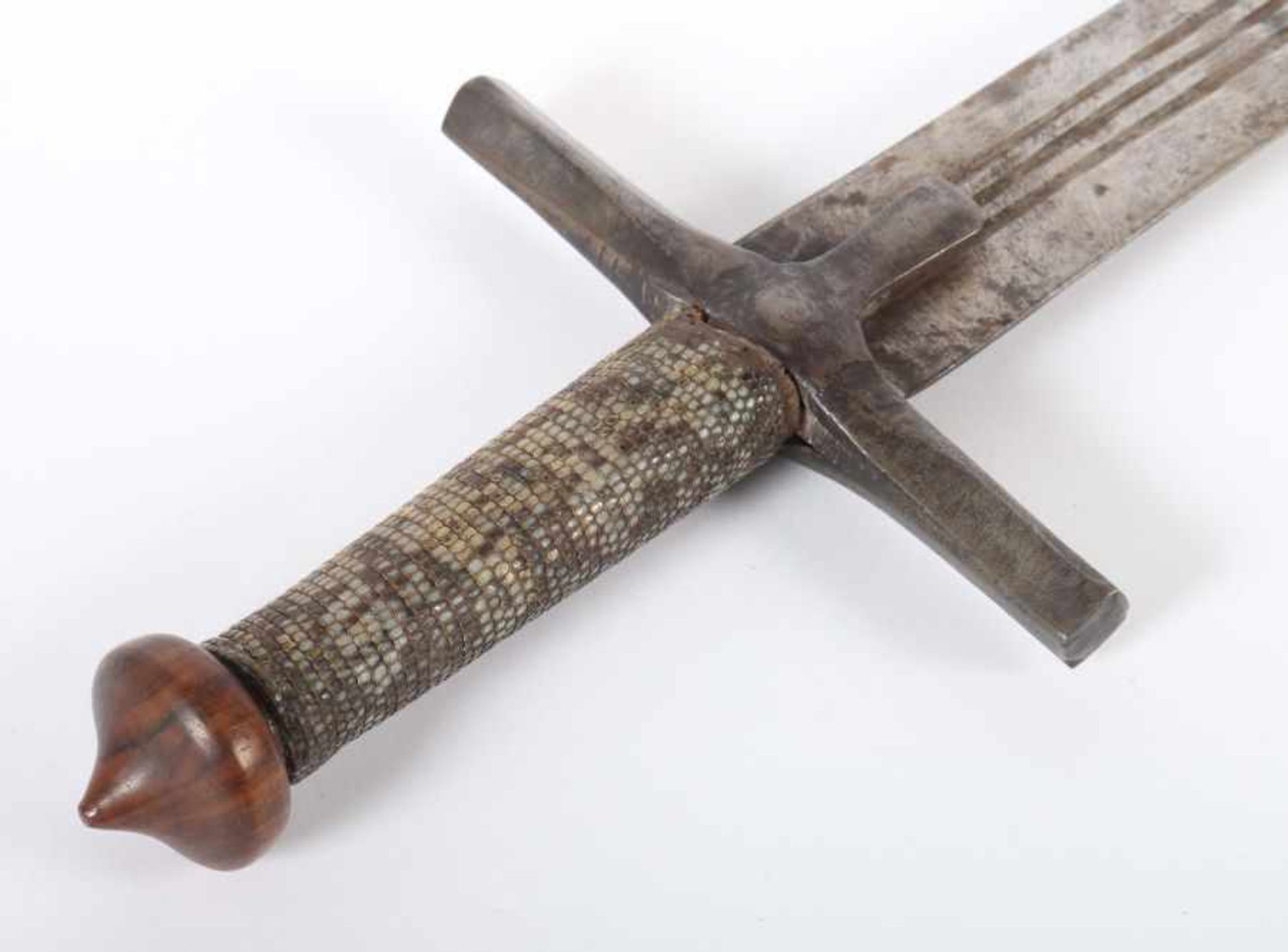 Schwert der TuaregNordafrika, Anfang 20. Jh., die Klinge beidseitig mit 3 eingeschnittenen Rinnen - Bild 2 aus 2