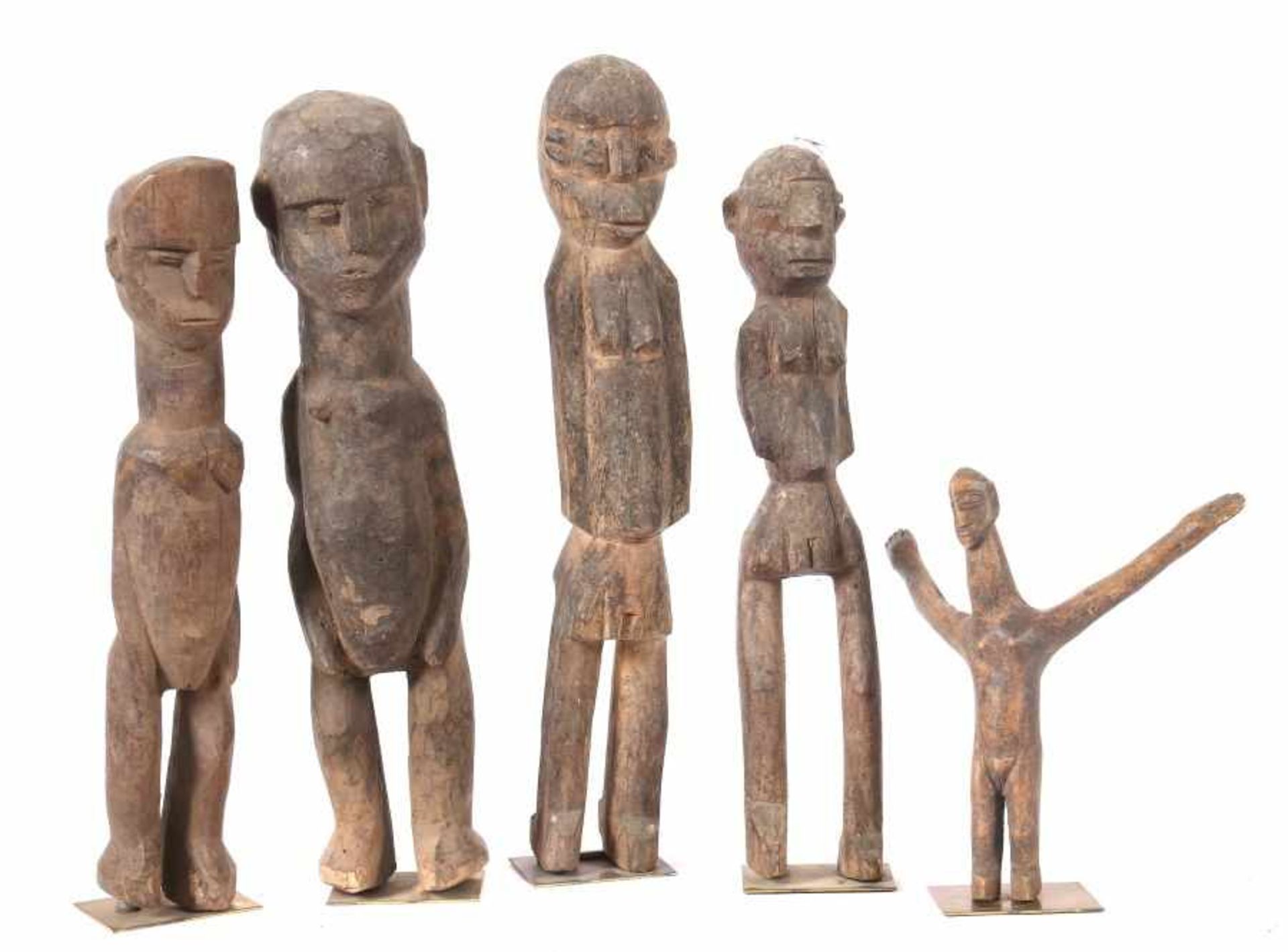 Fünf Figuren der LobiBurkina Faso, unter den weiblichen Standfiguren eine kleinere weibliche Figur