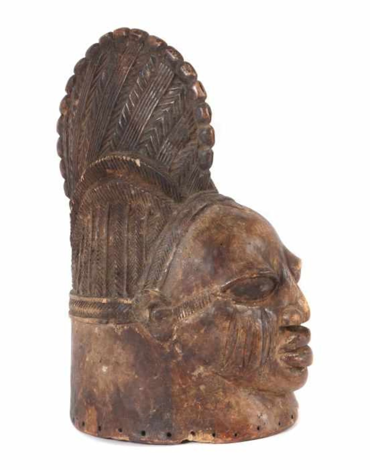 Helmmaske der YorubaNigeria, das ausdrucksstarke rotbraun eingefärbte Maskengesicht mit