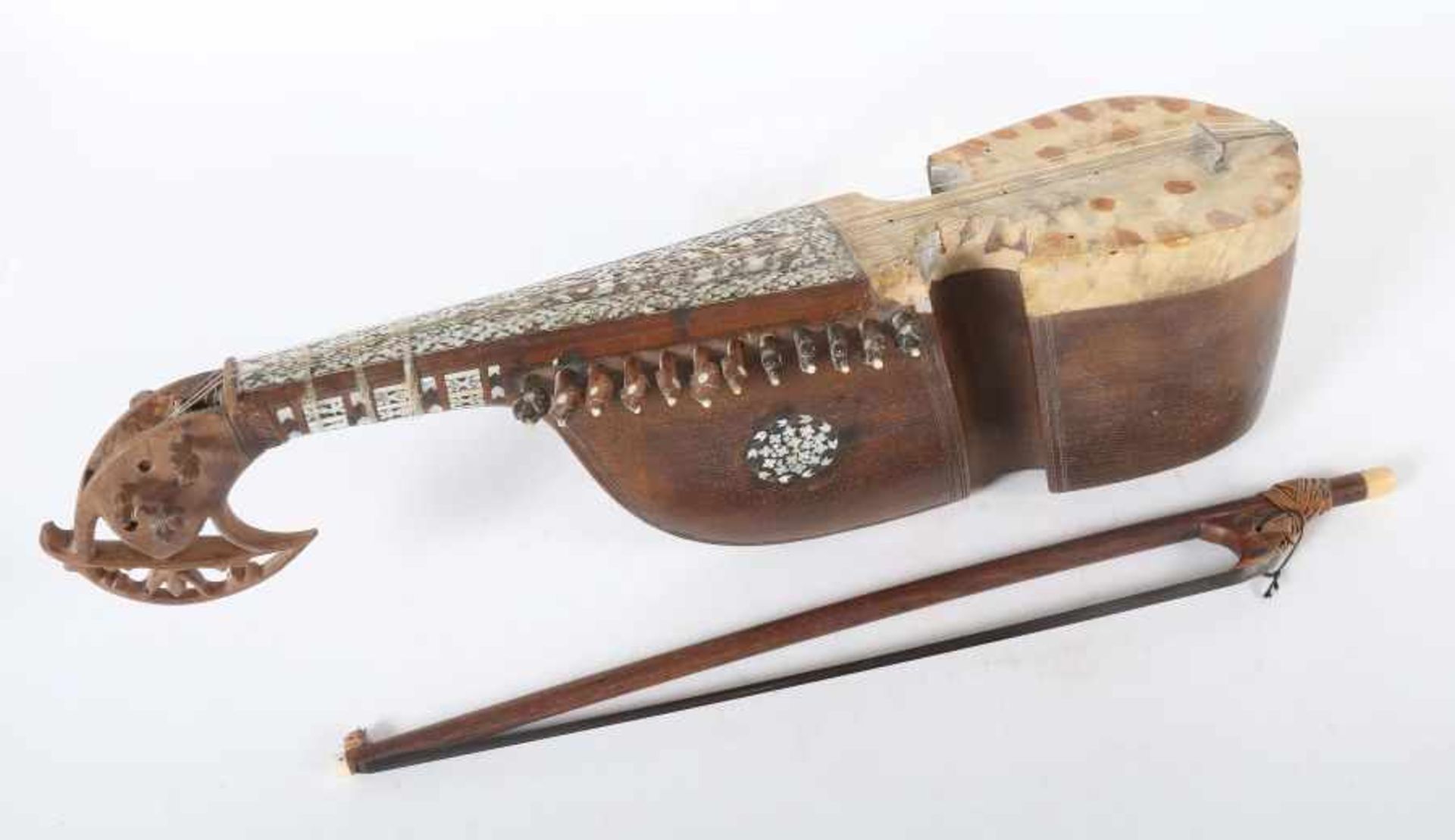 Orientalisches Saiteninstrumentwohl Indopersisch, 20. Jh., Holz/Perlmutt, geschwungener Korpus mit - Bild 2 aus 4