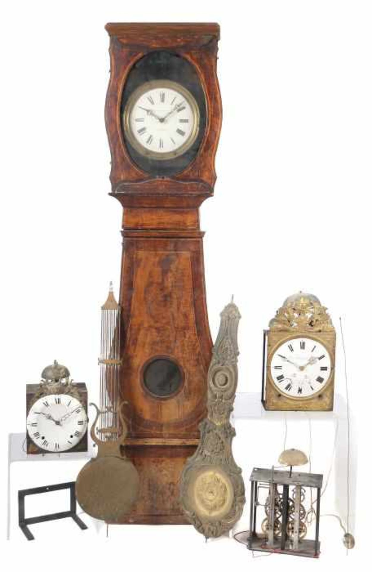 Comtoise-Standuhrgehäuse und vier UhrwerkeFrankreich, 19. Jh., Standuhrgehäuse, HxBxT: 198/47/23 cm,