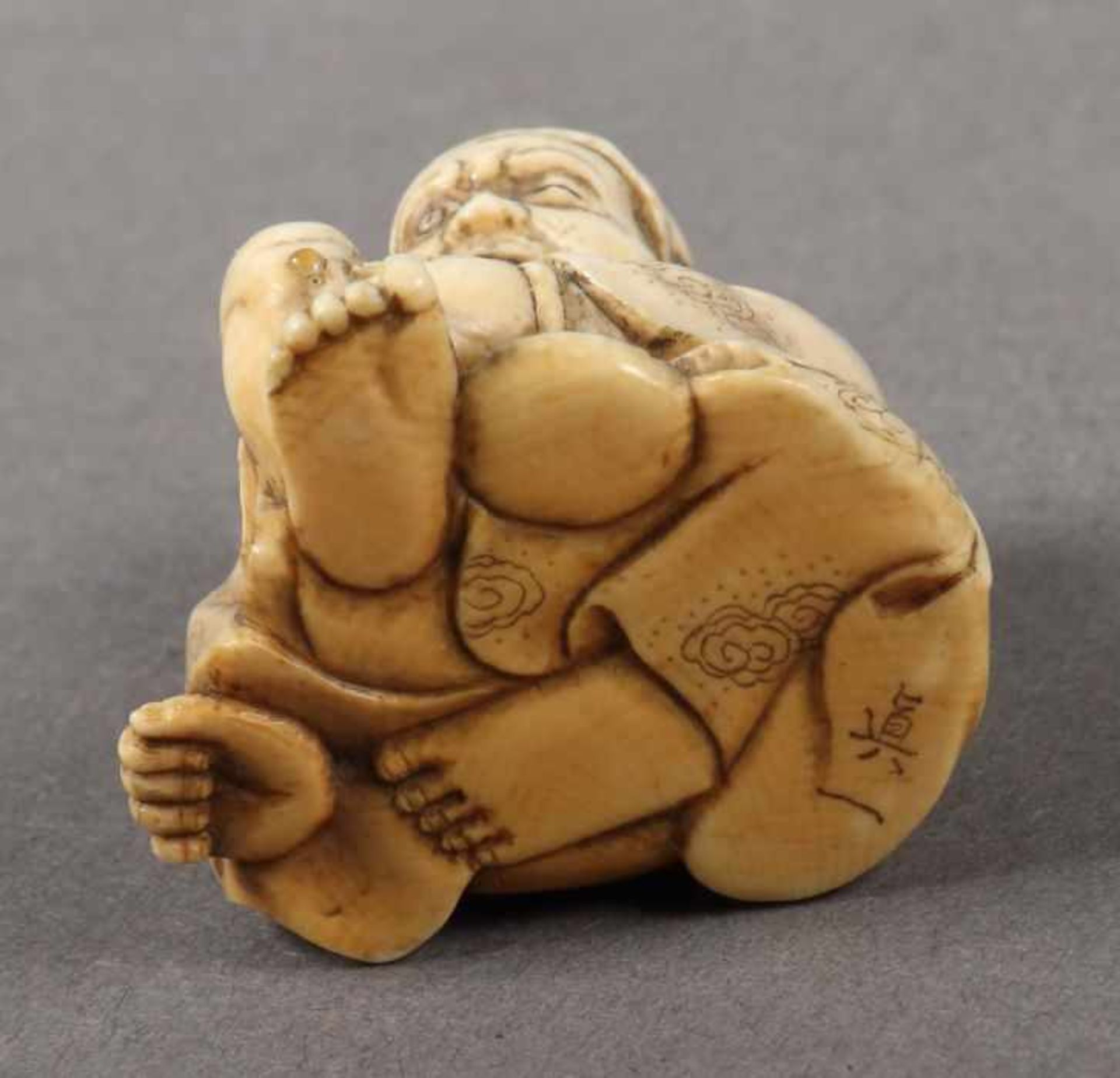 Katabori-NetsukeJapan, um 1900, Elfenbein, part. geschwärzt, vollplastisch geschnitzte Figur - Bild 3 aus 3