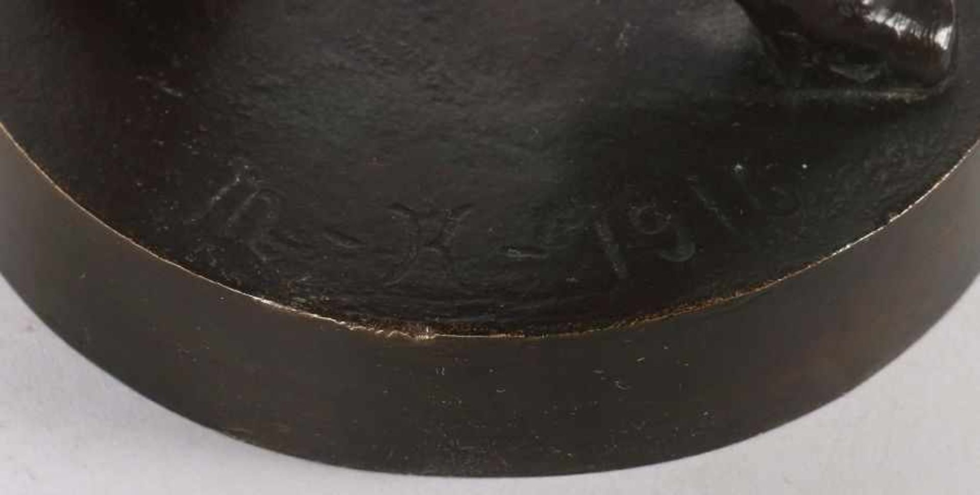 Monogrammist "M-K"Bildhauer des 19./20. Jh. "Mädchen", Bronze patiniert, vollplastische Ausführung - Bild 4 aus 4