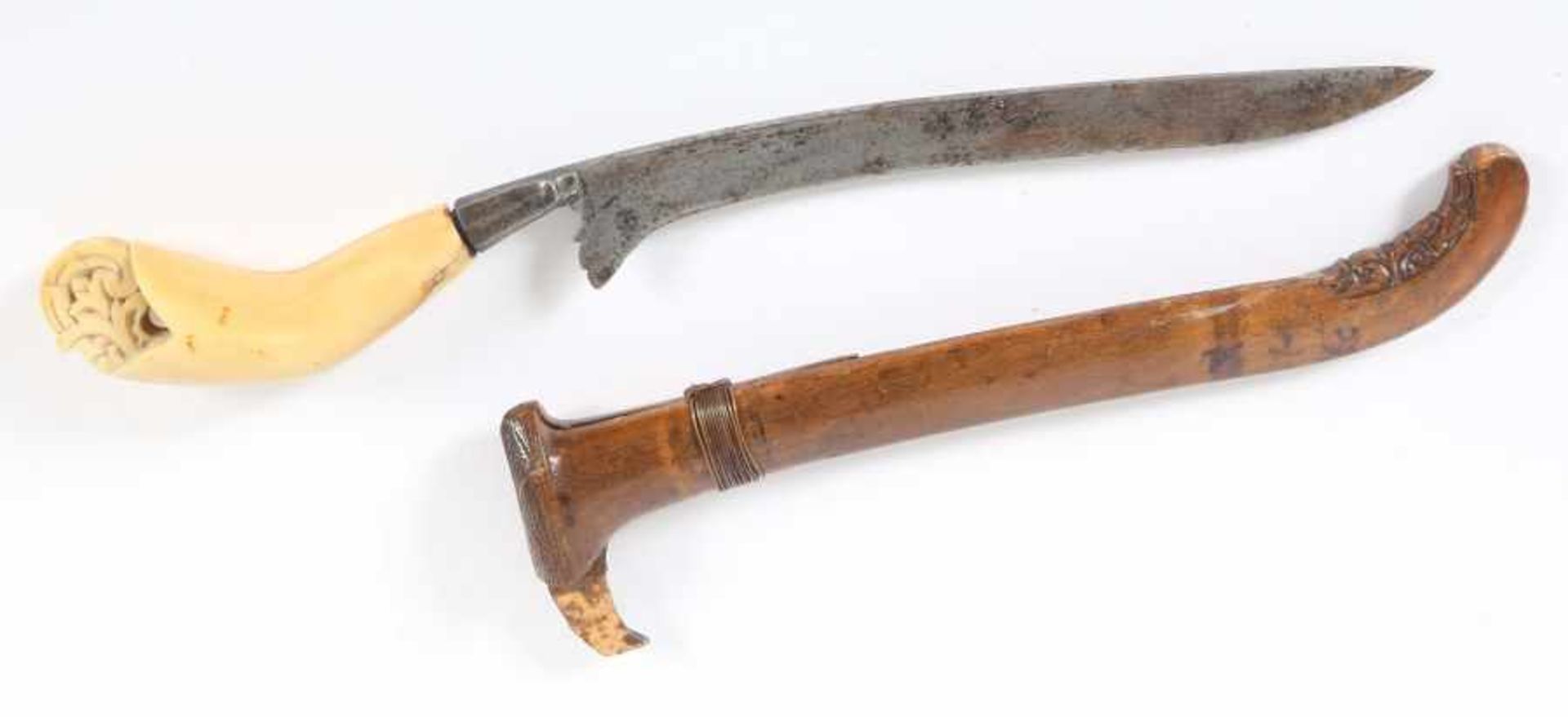Indonesisches Messer19. Jh./Anfang 20. Jh., Rückenklinge mit konkav gebogener Schärfe, gebogener - Bild 2 aus 2