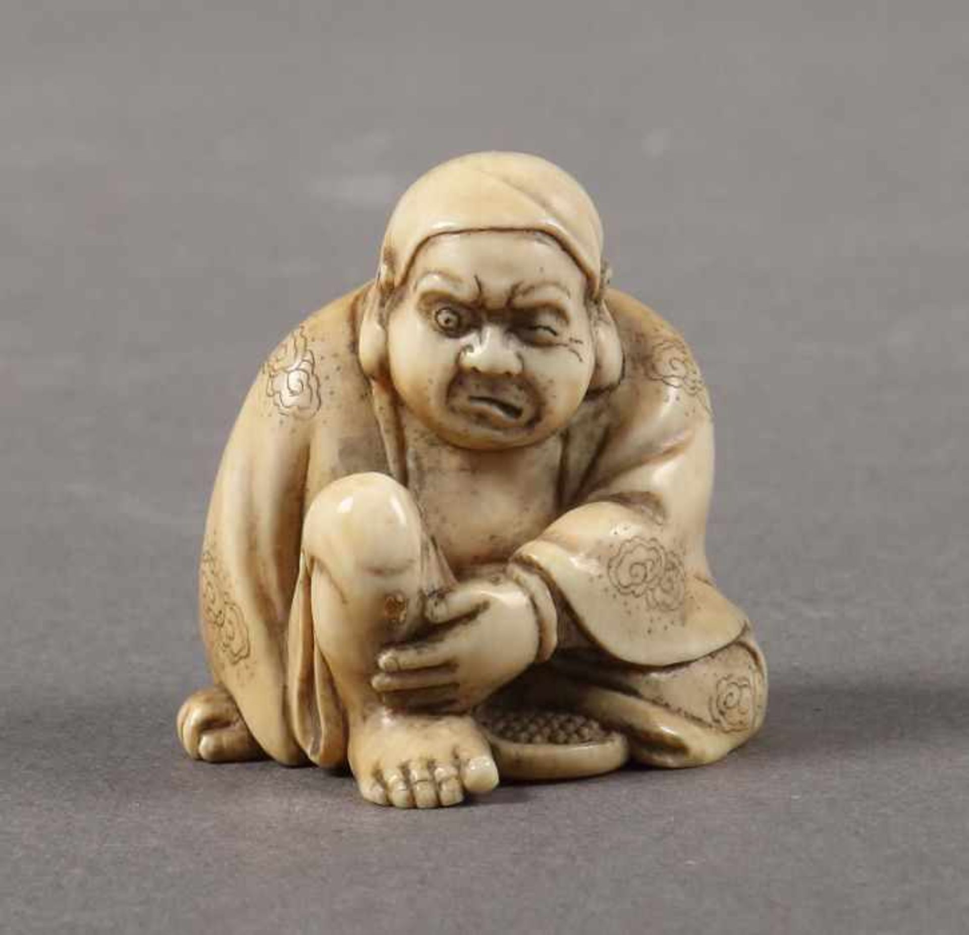Katabori-NetsukeJapan, um 1900, Elfenbein, part. geschwärzt, vollplastisch geschnitzte Figur