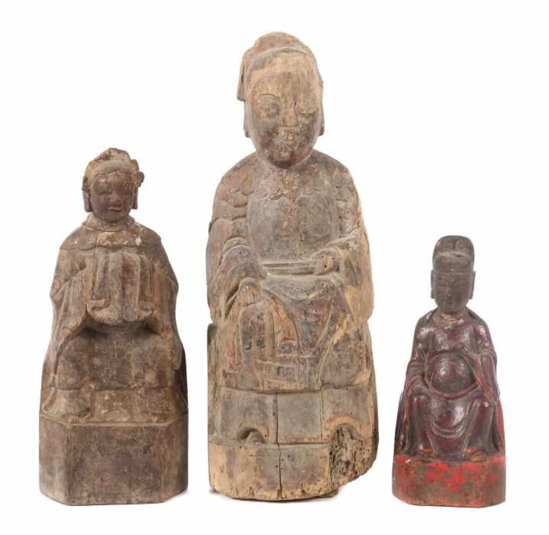 3 höfische FigurenChina, wohl 18./19. Jh., Holz/Reste einer Fassung, 3 vollplastische Schnitzereien,