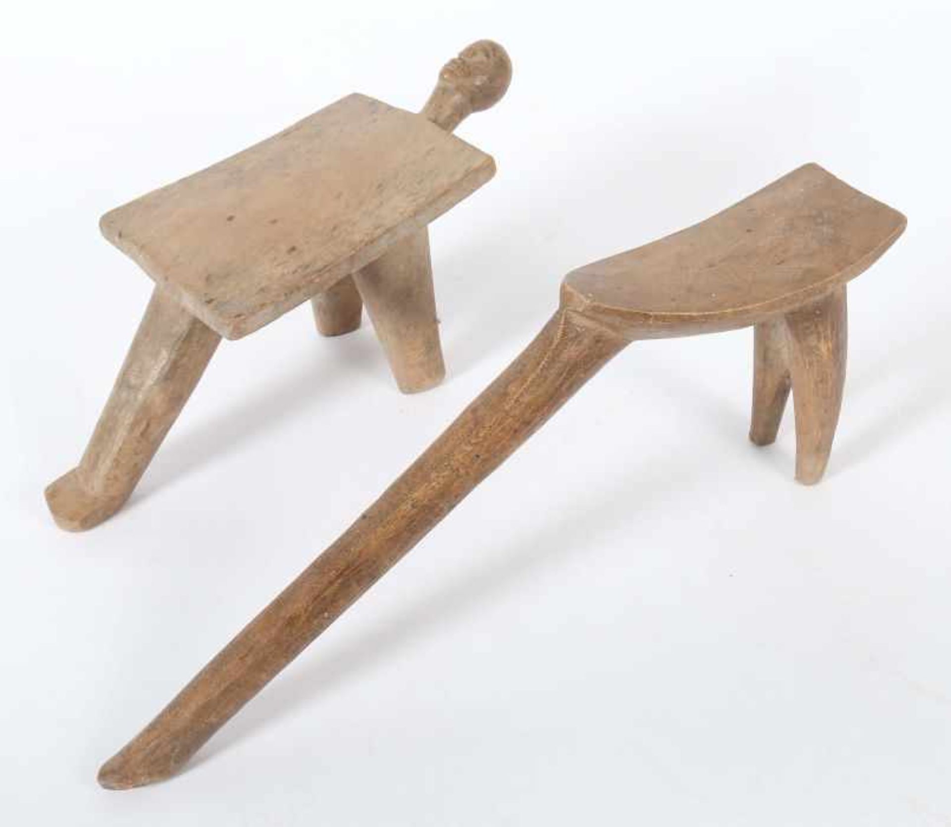 Zwei Tripod-Hocker der LobiBurkina Faso, geschnitzt aus hellem Holz, einer der Hocker mit - Bild 2 aus 2
