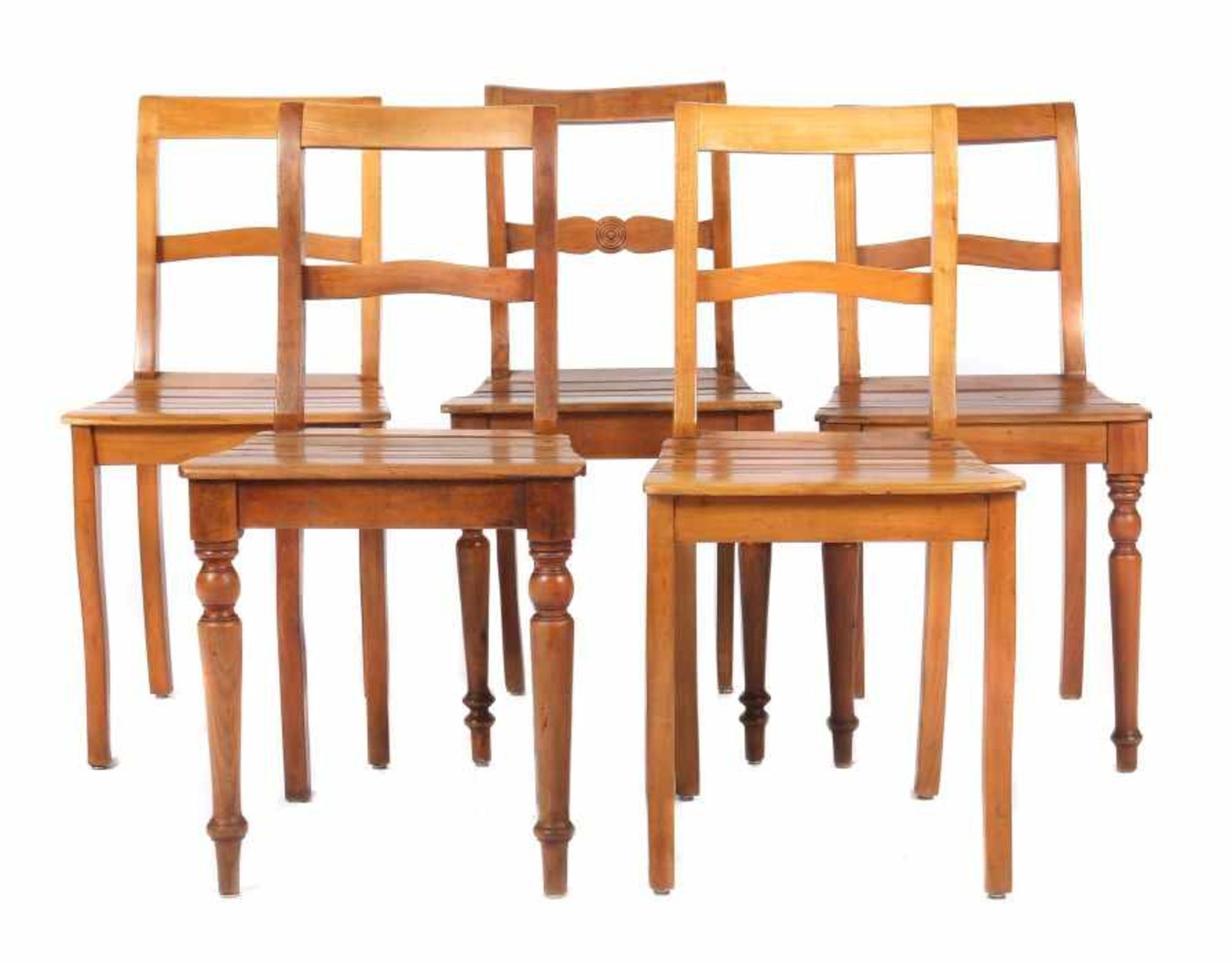 Fünf Biedermeier-Stühle2. Viertel 19. Jh., Kirschbaum, 3 Stühle mit erg. gedrechselten Vorderbeinen,