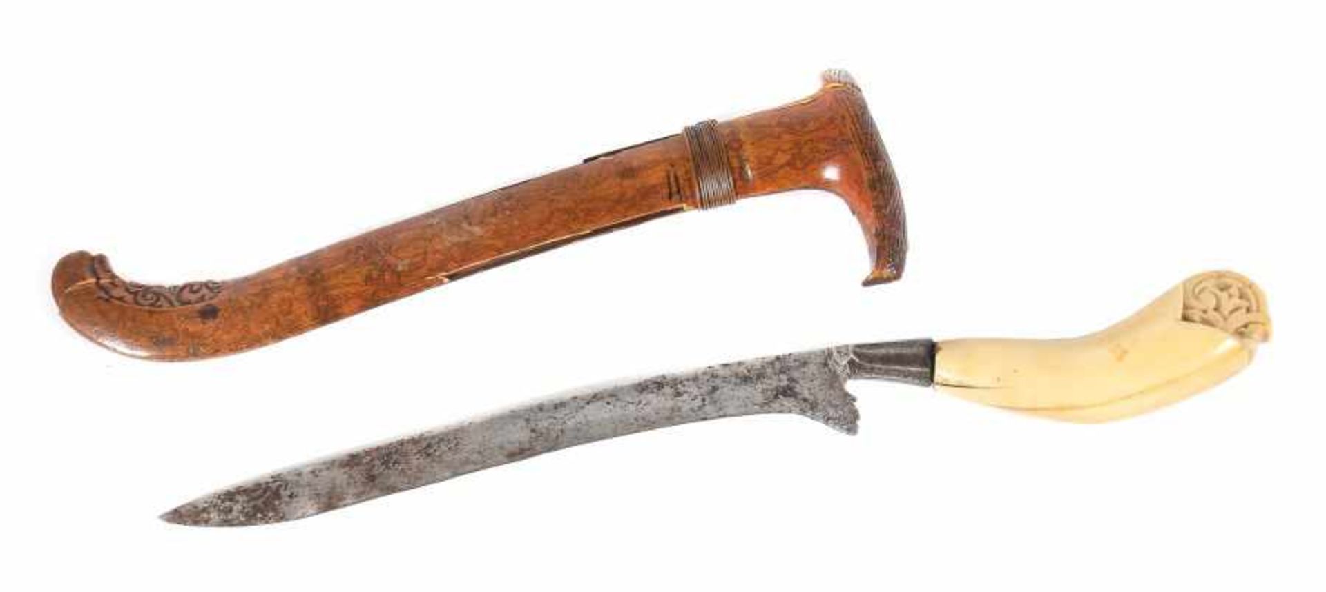 Indonesisches Messer19. Jh./Anfang 20. Jh., Rückenklinge mit konkav gebogener Schärfe, gebogener