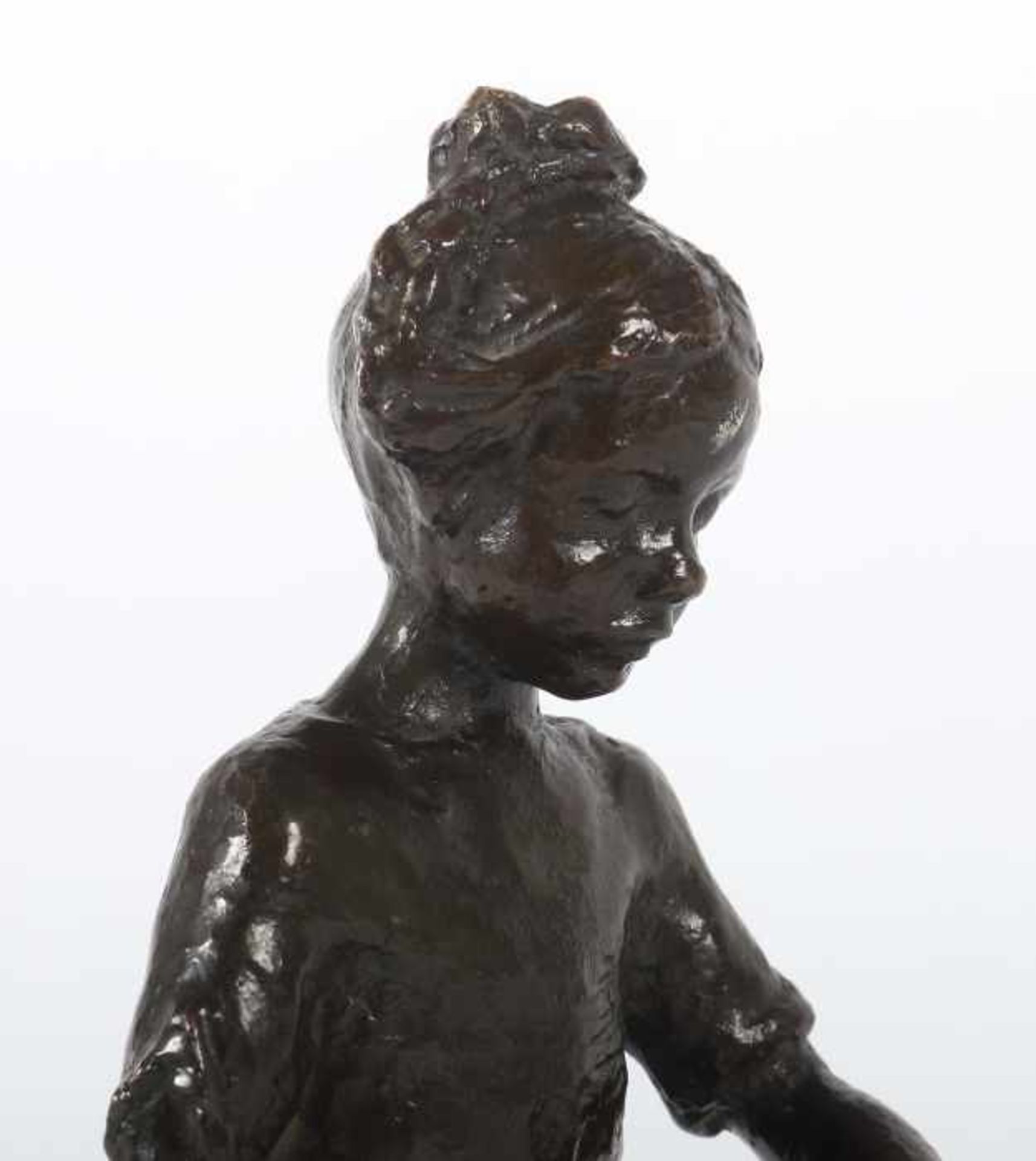 Monogrammist "M-K"Bildhauer des 19./20. Jh. "Mädchen", Bronze patiniert, vollplastische Ausführung - Bild 3 aus 4