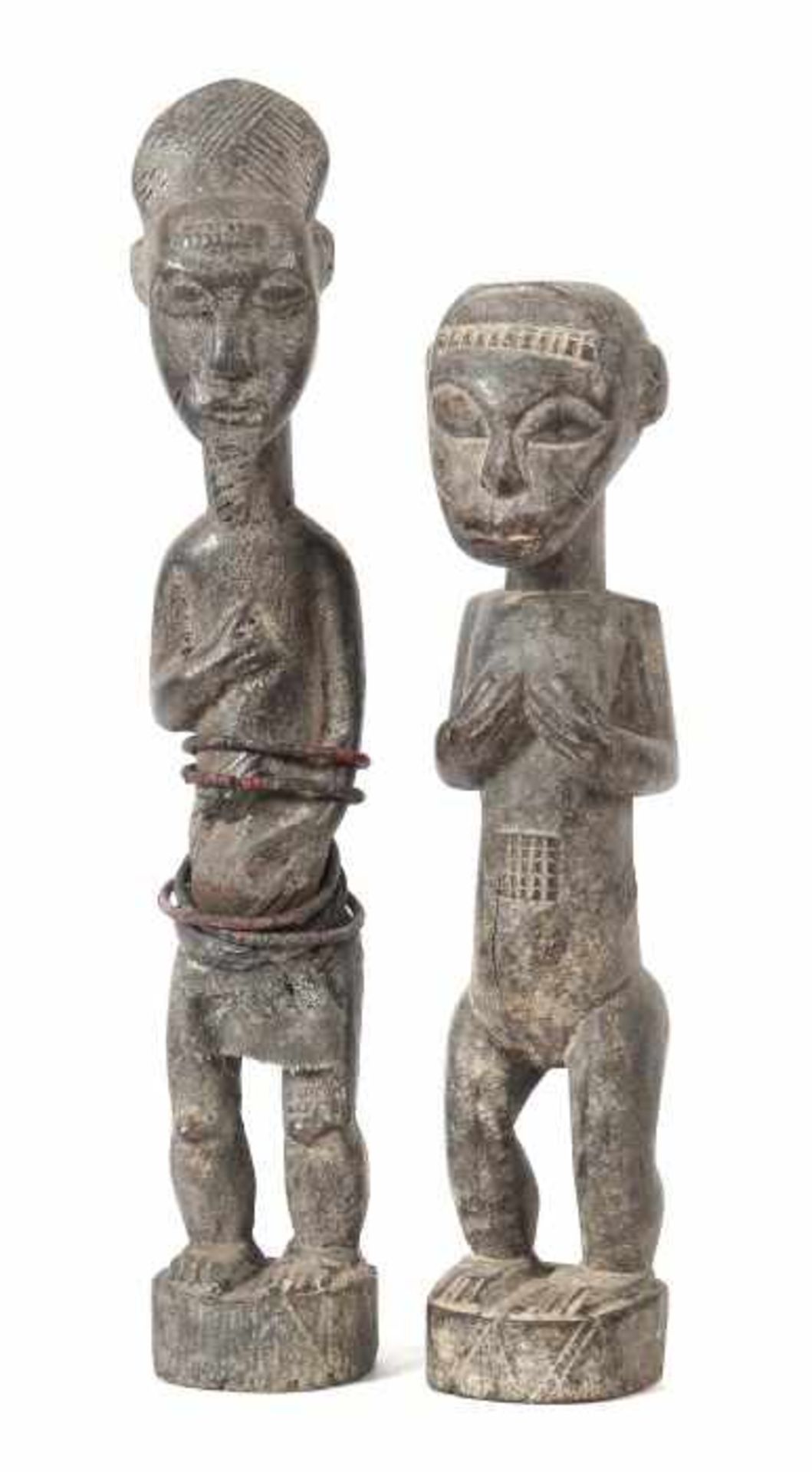 Zwei Standfiguren der BauleElfenbeinküste, Holz geschnitzt mit schwarzer teils krustiger Patina, die