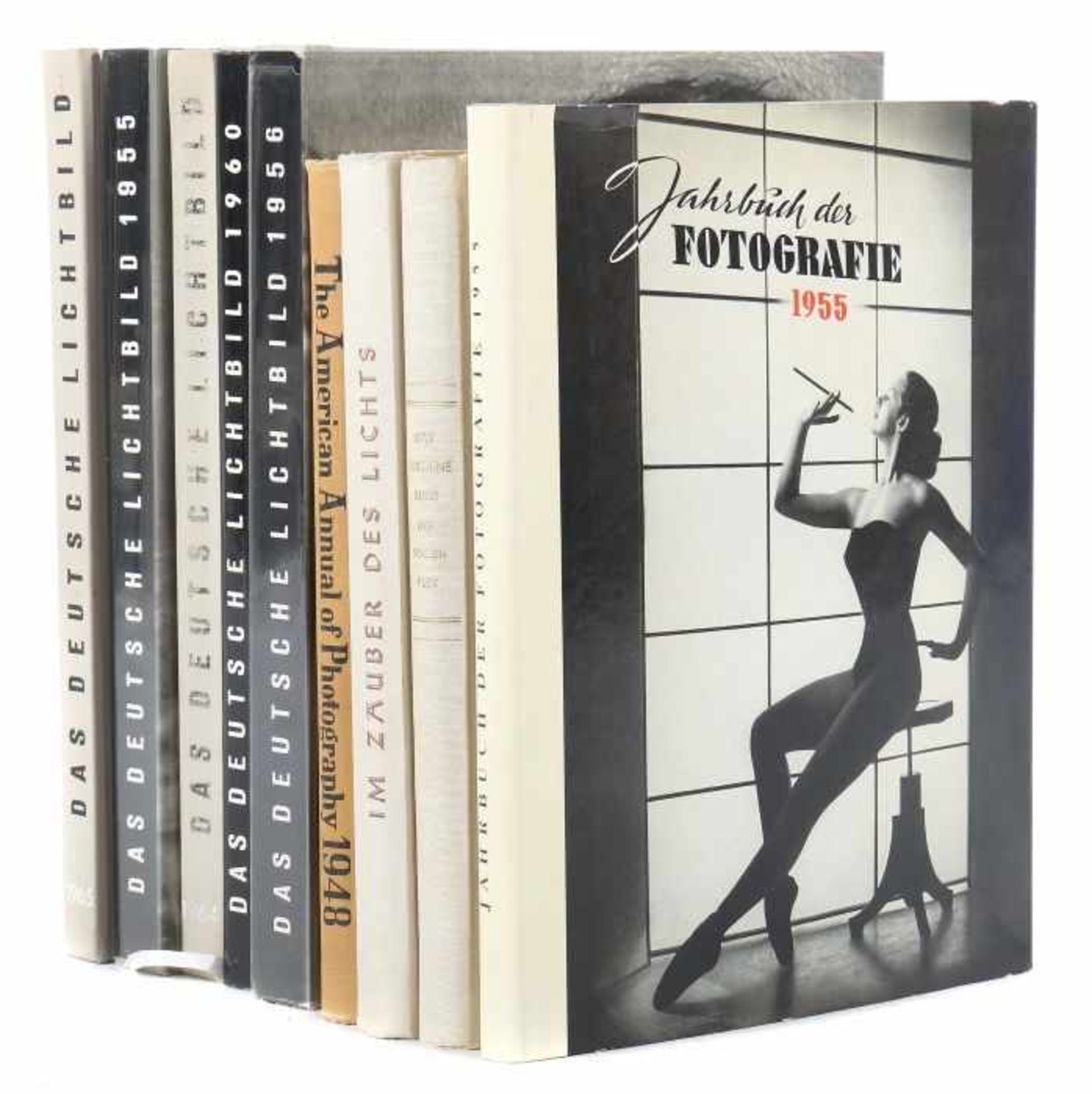 9 Bücher | Fotografiebest. aus: Heering (Hrsg.), Das goldene Buch der Rolleiflex, 1936; Im Zauber