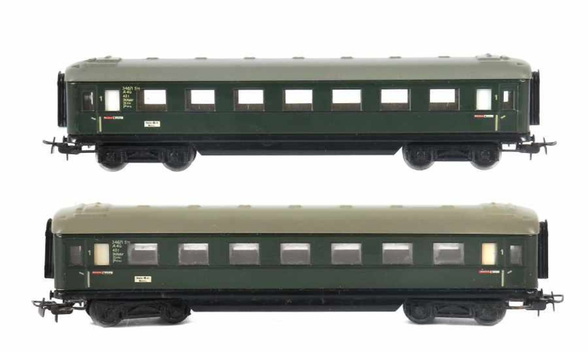 2 SchürzenwagenMärklin, Spur H0, 2x D-Zug-Wagen (Schürzenwagen), 346/1.6, 1. Klasse, 1x graues Dach,