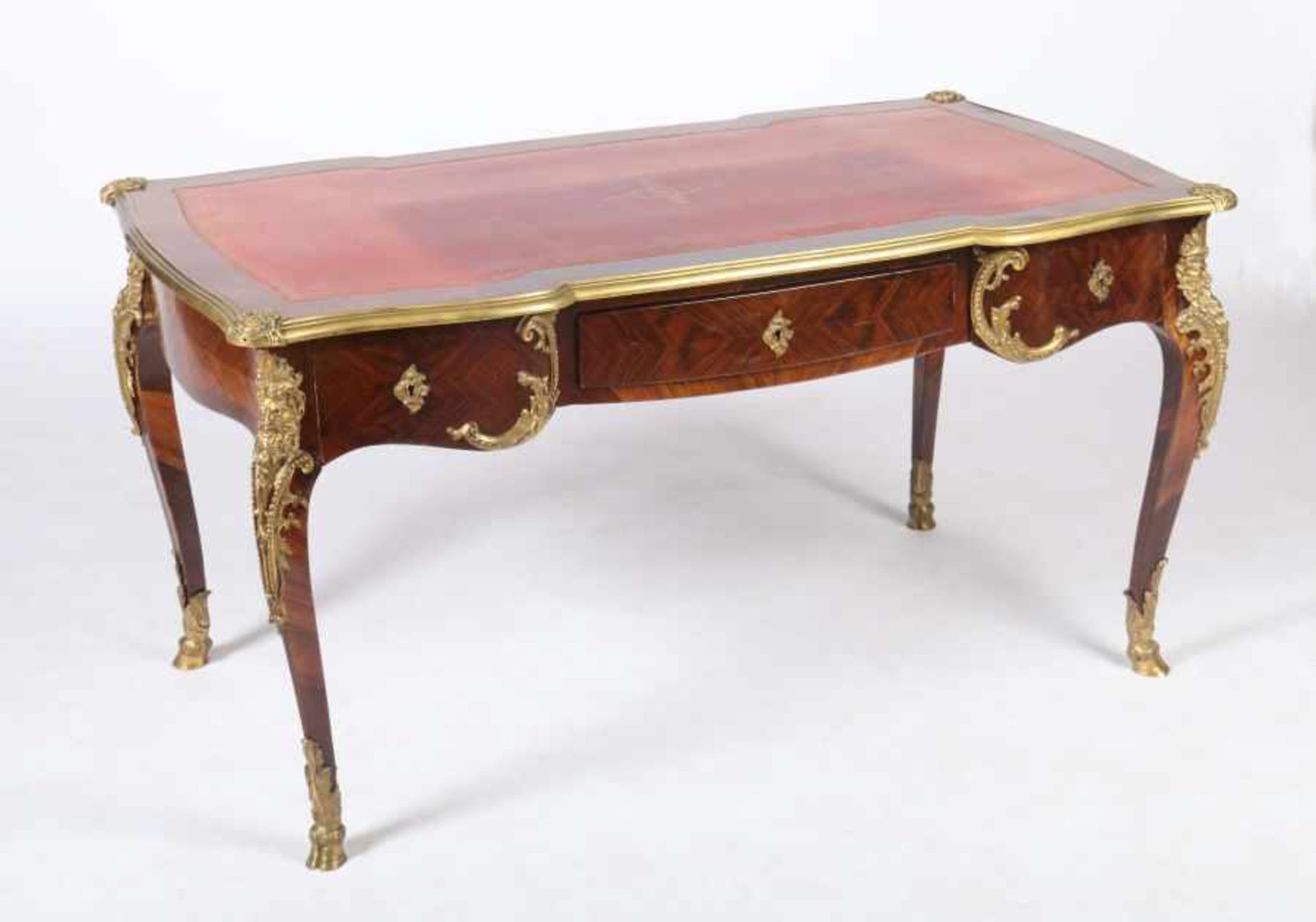 Bureau Plat im Louis XV-StilFrankreich, Ende 19. Jh., großer Schreibtisch mit drei Schubladen, reich - Bild 2 aus 4