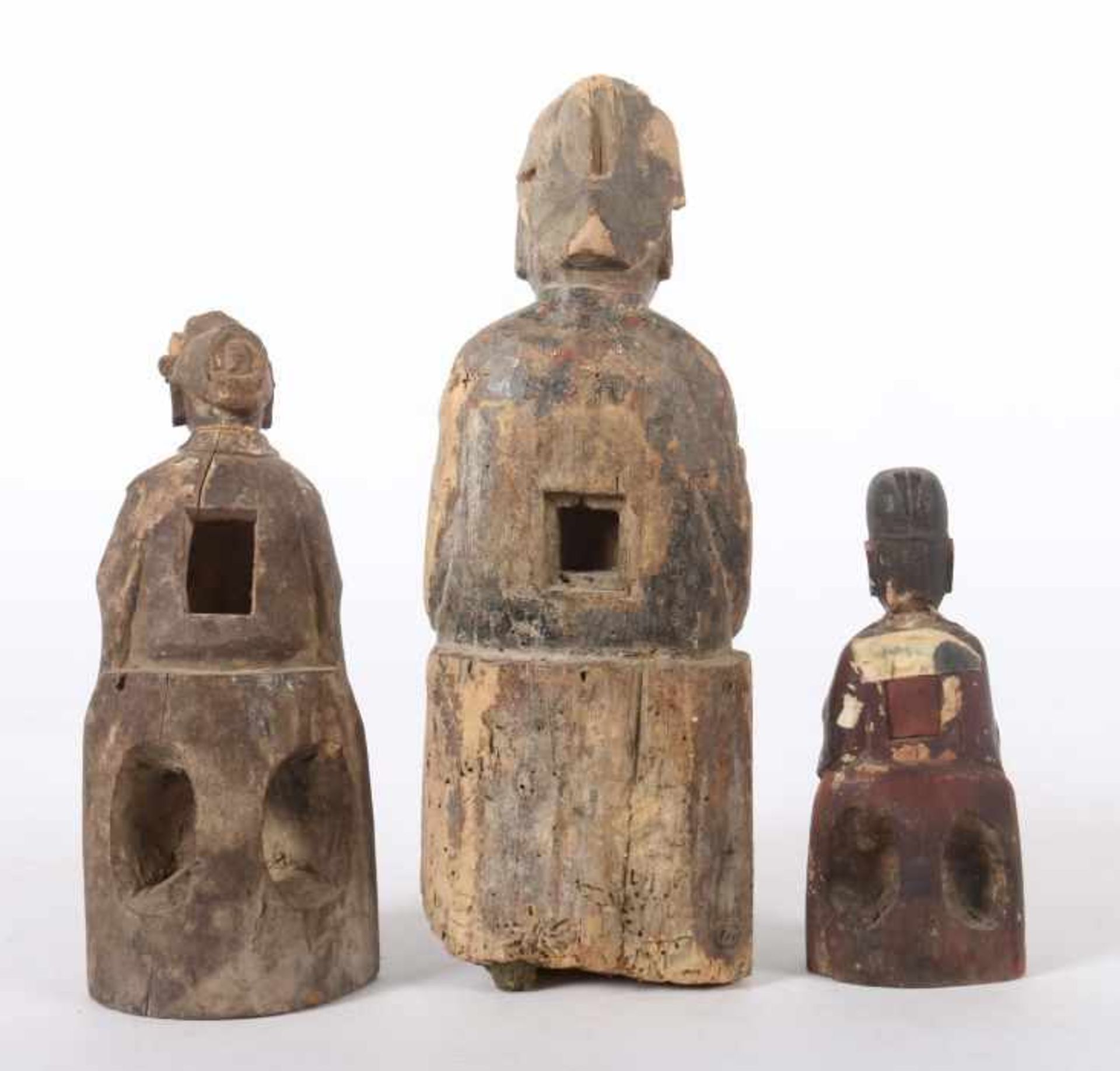 3 höfische FigurenChina, wohl 18./19. Jh., Holz/Reste einer Fassung, 3 vollplastische Schnitzereien, - Bild 2 aus 2