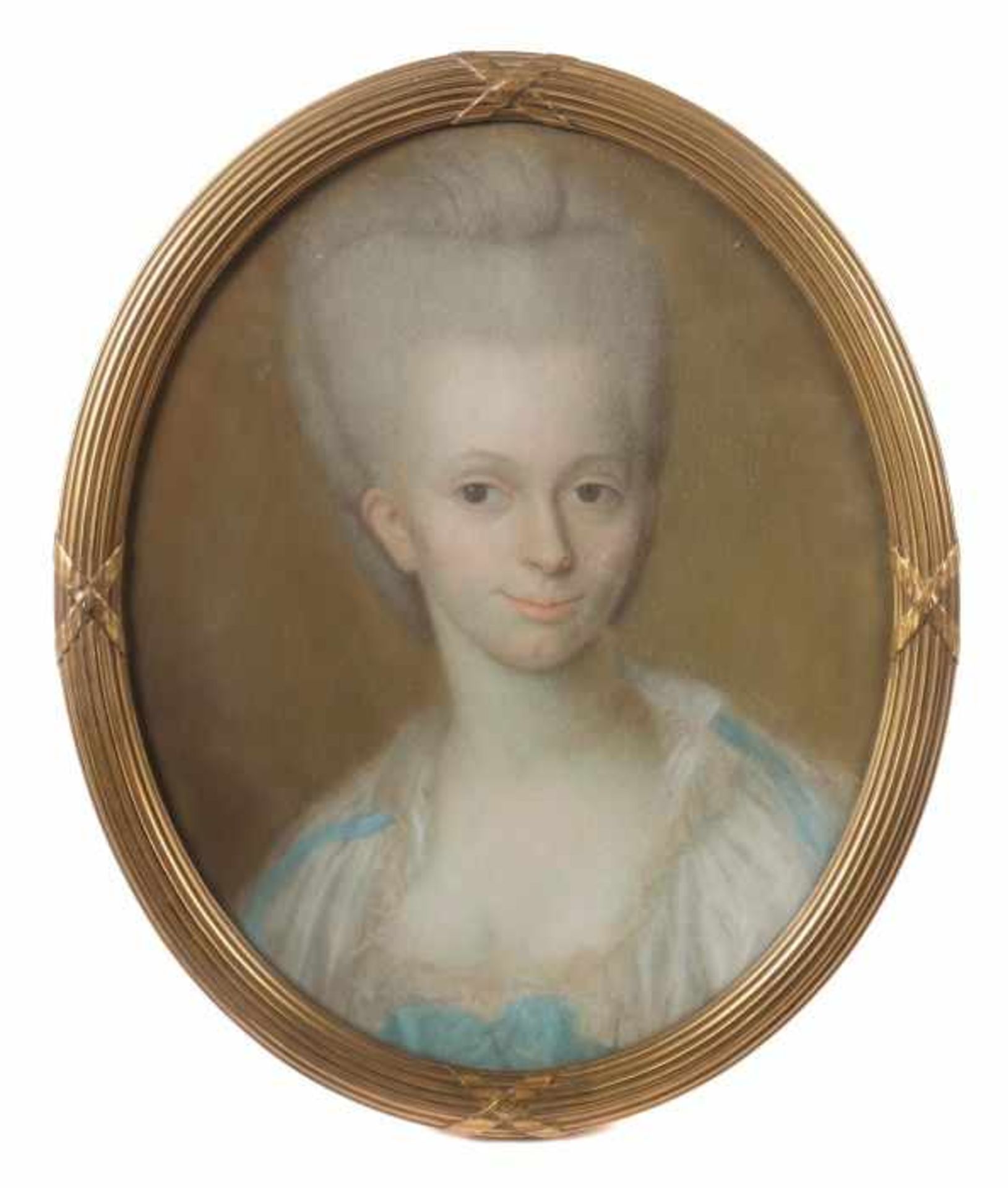 Portraitmaler 18./19. Jh.wohl deutsch. "Bildnis einer vornehmen Dame", mit weißem Kleid und blauer