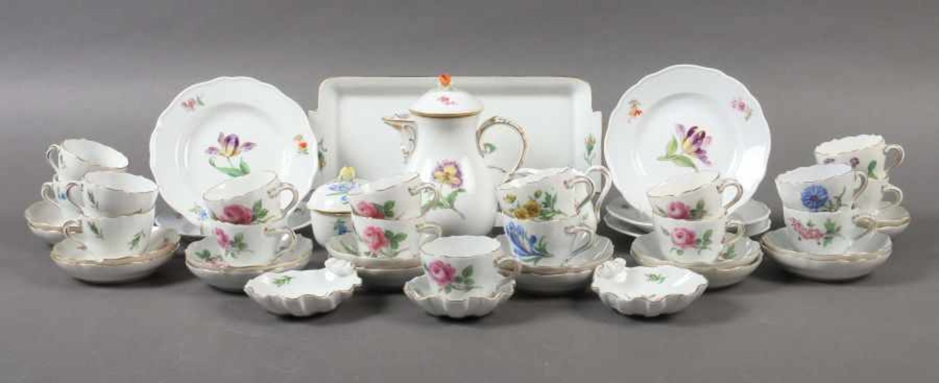 Mokkaserviceteile mit variierenden BlumendekorenMeissen, zumeist 1953-96, wenige Teile 1860-1924,
