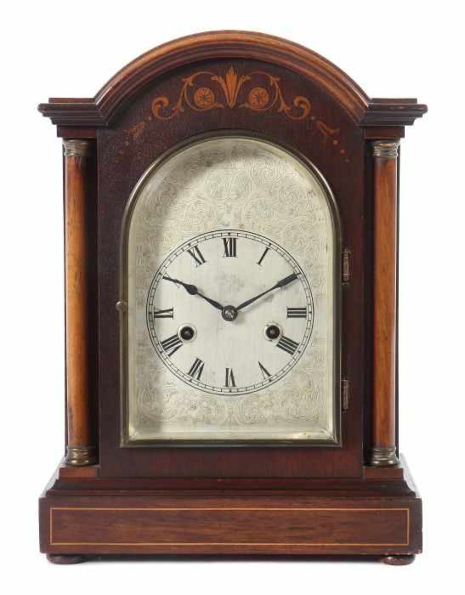 Bracket Clock mit VollsäulenEngland, um 1910, Rundbogenzifferblatt mit römischen Stunden und