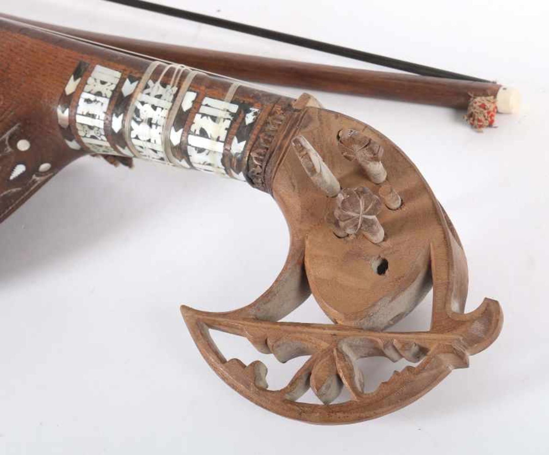 Orientalisches Saiteninstrumentwohl Indopersisch, 20. Jh., Holz/Perlmutt, geschwungener Korpus mit - Bild 4 aus 4