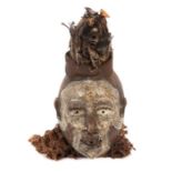 Maske mit Federbekrönung und Drahtringenwohl Nigeria, Holz, partiell gekalkt, H: 40 cm.- - -25.