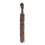 Pfahlfigur mit Kerbdekorafrikanisch, Holz, H: 106 cm.- - -25.00 % buyer's premium on the hammer