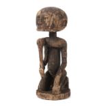 Kniende Figur der DogonMali, Holz, Werkzeug tragend, H: 41 cm.- - -25.00 % buyer's premium on the