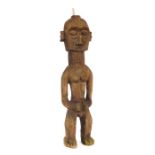 Weibliche Standfigurafrikanisch, Holz, mit Wangennarbenschmuck, H: 53 cm.- - -25.00 % buyer's