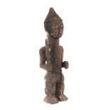 Standfigurafrikanisch, Holz mit Weißresten, Figur mit Hut, Schwert und Schurz, H: 60 cm.- - -25.00 %