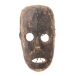 Maske mit gesteckten HolzzähnenDR Kongo, Holz, geschwärzt, H: 28 cm.- - -25.00 % buyer's premium
