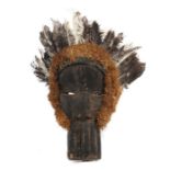 Maske mit Bastfaserkranz und FedernLiberia/Elfenbeinküste, Stamm der Toma (?), Holz geschwärzt und