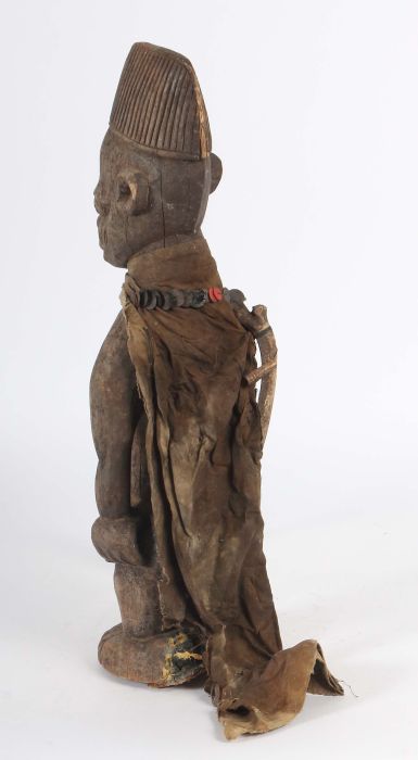 Männliche Standfigur der YorubaNigeria, Holz mit grauer Patina, mit geschnitztem Hut und textilem - Image 2 of 2