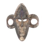Maske mit großen henkelartigen OhrenZentralafrika, Holz, blau, schwarz, rotbraun und weiß