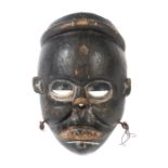 Maske der EketNigeria, schwarz eingefärbtes Maskengesicht mit kalkweiß eingefärbten Partien,