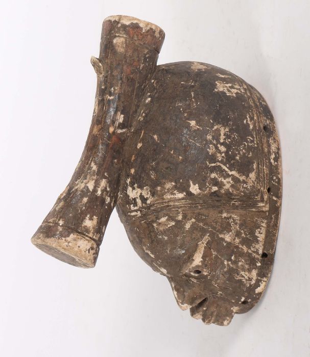 Gelede-Helmmaske der YorubaNigeria, Holz, mit geschnitzter Trommelbekrönung, H: 32 cm.- - -25.00 % - Image 2 of 2