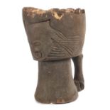 RitualgefäßDR Kongo, Holz, mit geschnitzten Maskengesichtern, H: 37 cm.- - -25.00 % buyer's